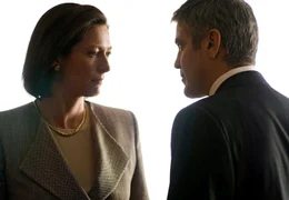 Michael Clayton (George Clooney) unterbreitet Karen Cowder (Tilda Swinton) ein Angebot, dass sie nicht ablehnen kann.
