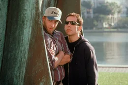 Der tollpatschige Ted Stroehmann (Ben Stiller, r.) hatte auf der High School ein Date mit der sch&ouml;nen Mary. Doch das ging vollkommen in die Hose. Auch 13 Jahre sp&auml;ter hat er seine Angebetete noch nicht vergessen und will sich auf die Suche nach ihr machen. Dabei holt er sich Rat von seinem besten Kumpel Dom (Chris Elliott, l.) ...