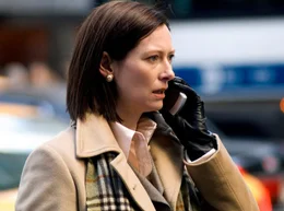 Karen Crowder (Tilda Swinton), skrupellose Leiterin der U/North-Rechtsabteilung, schreckt auch vor Mord nicht zur&uuml;ck.