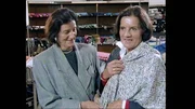 "Lebenslinien" 1991: Anni und Bert aus Karlsbad sind eineiige Zwillinge und seit 77 Jahren unzertrennlich. Im Bild: im Stoffladen bei der Suche nach einem passenden Gewand.