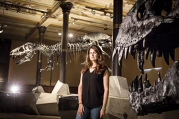 Prof. Julia Clarke mit dem Tristan T-Rex im Museum f&uuml;r Naturkunde in Berlin.
