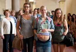 Unterst&uuml;tzt von ihren besten Freundinnen Jessica (Luisa Strunk, links) und Hannah (Marija Mauer, rechts) pr&auml;sentiert Mona (Stephanie Amarell) stolz ihren schwangeren Bauch - sehr zum Unmut von Direktorin Schmelcher (Imogen Kogge, links au&szlig;en) .