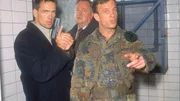 Der Soldat Heinz ist durchgedreht und bedroht die Kommissare (li. Wolfgang Krewe, Mi. Wolfgang Bathke) mit seinem Schnellfeuergewehr. Oberfeldwebel Walter (Thomas Anzenhofer) versucht die heikle Situation zu beenden...