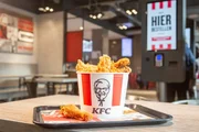 KFC setzt vermehrt auf Expansion: Mehr und modernere Filialen soll es auch in Deutschland geben. Zu welchem Preis? Wie fair ist der Fast-Food-Riese zu seinen Mitarbeitern?