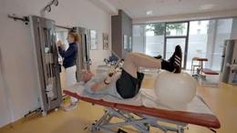 Bewegungsbad, Lymphdrainage, Physiotherapie - helfen solche Ma&szlig;nahmen, um nach einem Unfall, Burnout oder Schlaganfall wieder auf die F&uuml;&szlig;e zu kommen?