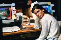 Die Softwareentwicklerin Angela Bennett (Sandra Bullock) bekommt von einem Kollegen eine mysteri&ouml;se Diskette zugespielt. Nachdem sie dem, auf sie angesetzten Killer entkommt, bemerkt sie, dass sich ihre pers&ouml;nlichen elektronischen Daten ver&auml;ndern.