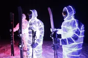 Skifahren in Lightsuits: Alpenglühen mal ganz anders.