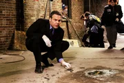 In einem Hinterhof findet Detective Robert Goren (Vincent D'Onofrio) Blutflecken des Mordopfers.