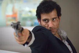 Als sein Partner noch vor einem Treffen mit einem hochrangigen Informanten stirbt, wird die Ermittlung f&uuml;r Louis Salinger (Clive Owen) pers&ouml;nlich. Er muss die Bank zu Fall bringen, komme was wolle.