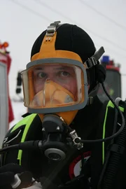 Willi, ausgerüstet mit einem Sauerstoffgerät, als Wasserretter bei der Berufsfeuerwehr München.