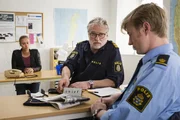 Lilli Hellberg (Sina Tkotsch) trifft auf dem Revier an ihrem ersten Arbeitstag auf die neuen Kollegen: Hermann Lund (Filip Peeters, M.) und Tomas Olund (Eric Bouwer, r.).