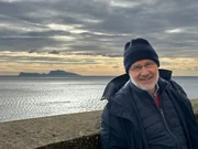 Harald Lesch macht sich am Golf von Neapel ein Bild von den Phlegr&auml;ischen Feldern, einem unterirdischem Vulkangebiet, das bei einem Ausbruch die Dimension eines Supervulkans erreichen k&ouml;nnte &ndash; mit m&ouml;glichen Auswirkungen auch auf uns in Deutschland.