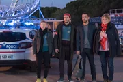 In einem Vergnügungspark kommt es zum tragischen Showdown. Val (Yeelem Jappain, l.), Mehdi (Ali Marhyar, 2.v.l.), Antoine (Raphaël Lenglet, 2.v.r.) und Candice (Cécile Bois, r.) sind schockiert. In einem Vergnügungspark kommt es zum tragischen Showdown. Val (Yeelem Jappain, l.), Mehdi (Ali Marhyar, 2.v.l.), Antoine (Raphaël Lenglet, 2.v.r.) und Candice (Cécile Bois, r.) sind schockiert.