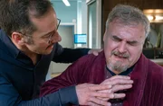 An den Streit mit Elmar Eckhardts (Oliver Breite, re.) Sohn hat sich gleich der nächste mit einem neuen Lebensgefährten Levan Abashidze (Oliver Bürgin, li.) angeschlossen. Das war zu viel und Elmar bekommt plötzlich keine Luft mehr. An den Streit mit Elmar Eckhardts (Oliver Breite, re.) Sohn hat sich gleich der nächste mit einem neuen Lebensgefährten Levan Abashidze (Oliver Bürgin, li.) angeschlossen. Das war zu viel und Elmar bekommt plötzlich keine Luft mehr.