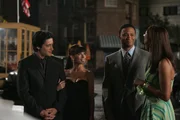 Andrea (Aisha Tyler, r.) soll mit dem Feuerwehrmann Will (David Ramsey, 2.v.r.) verkuppelt werden. Ein gemeinsames Abendessen mit Melinda (Jennifer Love Hewitt, 2.v.l.) und Jim (David Conrad, l.) soll zum Ziel führen.