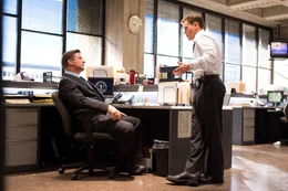 L-R: Ellerby (Alec Baldwin) und Colin Sullivan (Matt Damon)