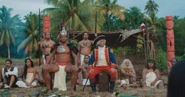 K&ouml;nig Ereti (Hiti Mennesson) und Bougainville (Lionel Aknine) w&auml;hrend einer exotischen Zeremonie.
