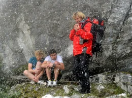 Hansi (Hansi Hinterseer) findet die vermissten Sportler, die durch einen dramatischen Wetterumschwung in Not geraten sind.