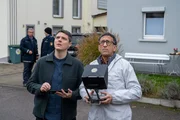Nachdem ein Bezirksschornsteinfeger vom Dach gestürzt ist, ist schnell klar, dass er gestoßen wurde. Um mögliche Spuren auf dem Hausdach sichern zu können, lassen Kommissar Rico Sander (Benjamin Strecker, l.) und der Leiter der KTU Jan Arnaud (Mike Zaka Sommerfeldt, r.) eine Drohne steigen. Nachdem ein Bezirksschornsteinfeger vom Dach gestürzt ist, ist schnell klar, dass er gestoßen wurde. Um mögliche Spuren auf dem Hausdach sichern zu können, lassen Kommissar Rico Sander (Benjamin Strecker, l.) und der Leiter der KTU Jan Arnaud (Mike Zaka Sommerfeldt, r.) eine Drohne steigen.
