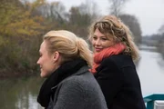 Valentine Atger (Yeelem Jappain, l.); Candice (Cecile Bois, r.)