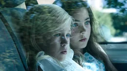 Die Schwestern Robine (Liz Vergeer, l.) und Milou (Roosmarijn van der Hoek, r.) bekommen es langsam mit der Angst zu tun.