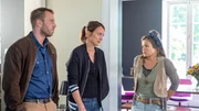 Die Kommissare Joost (Nike Fuhrmann, M.) und Pöhlmann (Dominic Boeer, l.) haben Louisa Ehlert (Sharon Sophie Berlinghoff, r.) ausfindig gemacht. Die junge Frau hat mit dem Toten auf dessen Boot gelebt. Hat Louisa ebenfalls der Gesellschaft den Rücken kehren wollen? Mutter Beate ist jedenfalls wenig begeistert gewesen von der Beziehung. Hat Beate Ehlert Niklas Norberg auf seinem Boot besucht, um der Beziehung ein Ende zu machen? Ist es dort zum Streit zwischen den beiden gekommen?