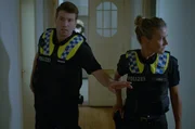 Nick (Raúl Richter) und Franzi (Rhea Harder-Vennewald) durchsuchen die Wohnung, in der die Nachlasspflegerin Emma Kampehl vor einem Einbrecher flüchten musste. Nick (Raúl Richter) und Franzi (Rhea Harder-Vennewald) durchsuchen die Wohnung, in der die Nachlasspflegerin Emma Kampehl vor einem Einbrecher flüchten musste.