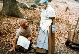 Schneewei&szlig;chen (Julie Juristov&aacute;) und Rosenrot (Katrin Martin) suchen Holz im Wald.