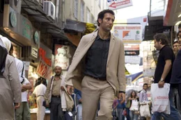 Die "Internationale Gesch&auml;fts- und Kreditbank" ist eine der m&auml;chtigsten Banken der Welt und ist in Besitz des organisierten Verbrechens. Als der Interpol-Agent Louis Salinger (Clive Owen) der Spur deren Gelder von Berlin nach Mailand, New York und Istanbul folgt, ger&auml;t er mitten in eine lebensgef&auml;hrliche Hetzjagd ...