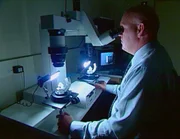 Kriminaltechniker Scott Marier entdeckt unter dem Mikroskop den entscheidenden Beweis, der den Täter hinter Gitter bringt. Kriminaltechniker Scott Marier entdeckt unter dem Mikroskop den entscheidenden Beweis, der den Täter hinter Gitter bringt.