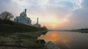Der Yamuna Fluss ist fast ausgetrocknet. Experten fürchten um die Stabilität des Taj Mahal, dessen Fundament aus Holz besteht. Der Yamuna Fluss ist fast ausgetrocknet. Experten fürchten um die Stabilität des Taj Mahal, dessen Fundament aus Holz besteht.