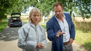 Kriminaltechnikerin Roswitha Prinzler (Silke Matthias) und Kommissar Lars Pöhlmann (Dominic Boeer) gehen den Tathergang noch einmal durch: Offenbar ist das Opfer mit einem getunten Pedelec in einem Wahnsinnstempo die Landstraße entlanggerast. Aber was hat den Mann schließlich zu Fall gebracht? Ist der tödliche Sturz unvermeidlich gewesen? Kriminaltechnikerin Roswitha Prinzler (Silke Matthias) und Kommissar Lars Pöhlmann (Dominic Boeer) gehen den Tathergang noch einmal durch: Offenbar ist das Opfer mit einem getunten Pedelec in einem Wahnsinnstempo die Landstraße entlanggerast. Aber was hat den Mann schließlich zu Fall gebracht? Ist der tödliche Sturz unvermeidlich gewesen?