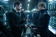 David (THEO JAMES, links)