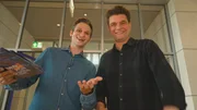 Fabian K&ouml;ster (l.) und Lutz van der Horst (r.) bitten Bundestagsabgeordnete zum Schwarz-Rot-Quiz.