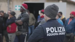 Agrarbetriebe, die unter der Leitung der Mafia stehen, nutzen oft Migranten als Arbeitskr&auml;fte. Manche bekommen einen Hungerlohn, andere warten vergeblich auf ihre Bezahlung.