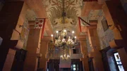 Der Kaisersaal im zweiten Stock veranschaulicht die Geschichte der Burg und die Ambitionen von Kaiser Wilhelm II., der sie wieder aufbauen ließ. Der Kaisersaal im zweiten Stock veranschaulicht die Geschichte der Burg und die Ambitionen von Kaiser Wilhelm II., der sie wieder aufbauen ließ.
