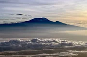 Über den Wolken: Ausblick auf den Kilimandscharo vom Gipfel des Mount Meru. Über den Wolken: Ausblick auf den Kilimandscharo vom Gipfel des Mount Meru.
