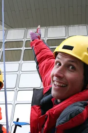 Retten, löschen, bergen, schützen: Das sind die Aufgaben der Feuerwehr. Doch nicht nur bei einem Brand rücken die Retter aus, auch bei Unfällen in großer Höhe oder unter Wasser sind die Feuerwehrleute im Einsatz. Und Willi natürlich auch!