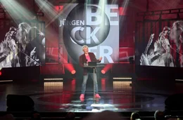 Ein Kabarettprogramm, wie es noch keines gab: J&uuml;rgen Becker legt auf, beschallt das Ruhrfestspielhaus in Recklinghausen, verkn&uuml;pft Musik und Politik, verwebt Fakten mit Anekdoten und Pointen. Und bringt sein Publikum zum Singen.
