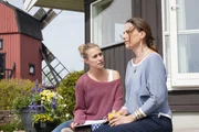 Lilli Hellberg (Sina Tkotsch, l.) klagt ihrer Mutter Uta (Marie Theres Kroetz-Relin, r.) ihr Leid: Ihr neuer Job in Borgholm gefällt ihr überhaupt nicht.