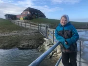 Land unter auf der Norderwarft! Kjell erwartet, die nächste Sturmflut, die kurz bevor steht. Er wohnt mit seiner Familie auf Nordstrandischmoor - einer Hallig vor der nordfriesischen Küste. Immer häufiger ist ihr Haus vom Wasser bedroht, weil der Meeresspiegel steigt. Die Hallig muss deshalb erhöht werden.