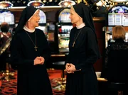 Schwester Agnes (Emanuela von Frankenberg, re.) ist nicht recht überzeugt von Schwester Felicitas' (Karin Gregorek) Idee, die Spendenkasse im Casino aufzubessern.