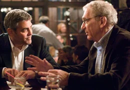 Michael (George Clooney, li.) bittet seinen aalglatten Chef Marty (Sydney Pollack) um einen Gefallen.
