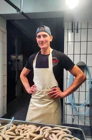 Die Dokureihe „Wer kann das bezahlen“ wird nun ganz persönlich. In „3 Menschen – 3 Budgets“ lernt Anna Planken jeweils drei Menschen kennen, die uns Einblick gewähren, was sie monatlich an Einkommen haben und wo für sie ihr Geld ausgeben. Was kostet Wohnen, Essen, Kleidung, Freizeit und Gesundheit für sie? Denn: 2025 bekommen viele Haushalte weniger Netto vom Brutto im Vergleich zum Vorjahr. - Metzger Mirco Wohlfahrt