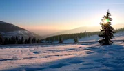 Die Sonne geht unter im Nationalpark Riesengebirge in Tschechien. Hier liegt die Quelle der Elbe, die oft bis in den April unter einer dichter Schneedecke verborgen liegt. Die Sonne geht unter im Nationalpark Riesengebirge in Tschechien. Hier liegt die Quelle der Elbe, die oft bis in den April unter einer dichter Schneedecke verborgen liegt.