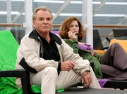 Bürgermeister Wöller (Fritz Wepper) und seine Flamme Isabella (Anna Galiena) staunen nicht schlecht, als sie die Nonnen an Bord des Schiffs erblicken.