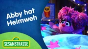 Abby will bei Elmo übernachten – aber leider hat sie Heimweh.