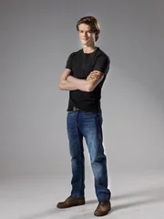 (1. Staffel) - Bombenbastler Angus "Mac" MacGyver (Lucas Till)
