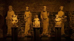 Meisterwerke der Parler-Dynastie: Originalfiguren des Petersportals in der Domschatzkammer.