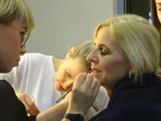 V.l.: Visagistin, Stylistin und Kandidatin Christiane.